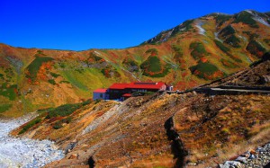 ロッジ立山連峰の赤い屋根と紅葉1680×1050