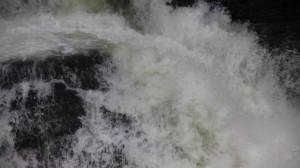 三段滝の激しい水飛沫1366×768