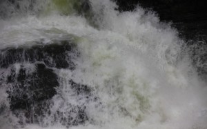 三段滝の激しい水飛沫1280×800