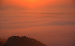 オレンジ色の佐用の朝霧1440×900