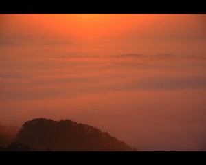 オレンジ色の佐用の朝霧1280×1024