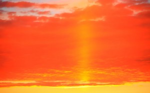 夕焼けの雲と一条の光1280×800
