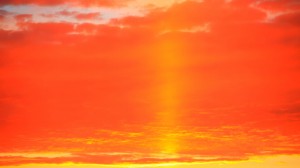 夕焼けの雲と一条の光1920×1080