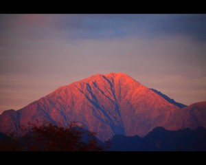夕焼けに赤く染まる荒川前岳1280×1024