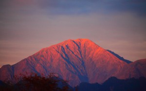 夕焼けに赤く染まる荒川前岳1440×900
