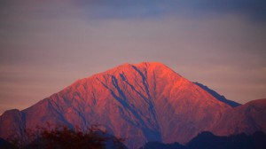 夕焼けに赤く染まる荒川前岳1600×900